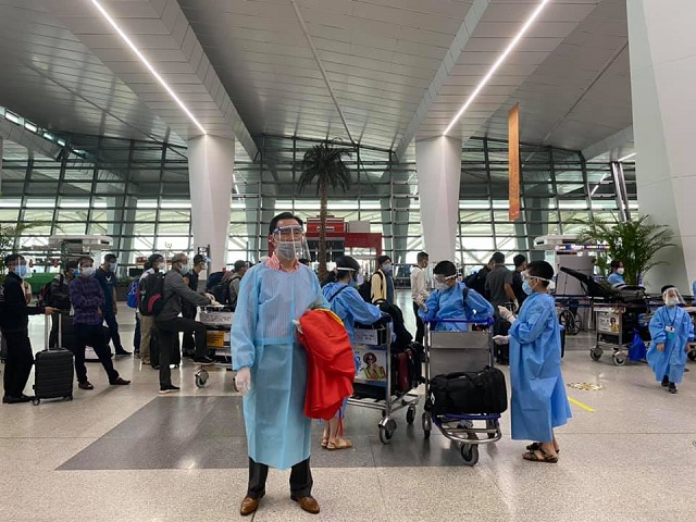 Đại sứ Sanh Châu đưa bà con người Việt trở về nước trong Covid-19.