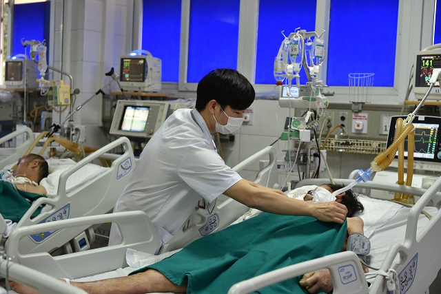 B&aacute;c sĩ Đồng Ph&uacute; Khi&ecirc;m kiểm tra sức khỏe cho bệnh nh&acirc;n điều trị tại khoa Hồi sức t&iacute;ch cực.