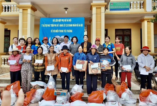 Đo&agrave;n c&ocirc;ng t&aacute;c Hội LHPN H&agrave; Nội v&agrave; c&aacute;c quận huyện ủng  hộ đồng b&agrave;o miền Trung th&aacute;ng 11/2020.