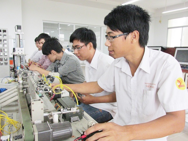 Trong c&aacute;c nh&oacute;m ng&agrave;nh nghề kỹ thuật, nam giới vẫn chiếm chủ yếu(ảnh minh họa. Nguồn: P.V)