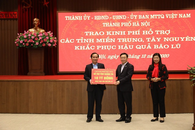B&iacute; thư Th&agrave;nh ủy H&agrave; Nội trao tặng kinh ph&iacute; hỗ trợ cho đồng b&agrave;o lũ lụt