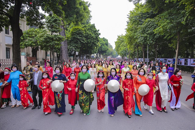 Ph&oacute; Chủ tịch Hội LHPN Việt Nam B&ugrave;i Thị H&ograve;a (&aacute;o t&iacute;m) v&agrave; Chủ tịch Hội LHPN H&agrave; Nội L&ecirc; Kim Anh (&aacute;o xanh) dẫn đầu đo&agrave;n diễu h&agrave;nh tại Lễ hội 