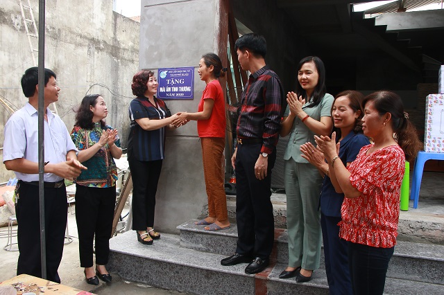 Chị Nguyễn Thị Nga, hội vi&ecirc;n phụ nữ thôn Vũ Lăng, xã Dân Hòa, huyện Thanh Oai bật kh&oacute;c v&igrave; x&uacute;c động trong ng&agrave;y nhận b&agrave;n giao m&aacute;i ấm t&igrave;nh thương.