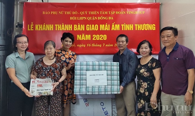 Đồng ch&iacute; L&ecirc; Quỳnh Trang- Tổng bi&ecirc;n tập B&aacute;o Phụ nữ Thủ đ&ocirc; (người thứ 3 từ tr&aacute;i sang), c&ugrave;ng đại diện l&atilde;nh đạo Hội LHPN quận Đống Đa, phường &Ocirc; Chợ Dừa trao qu&agrave; cho gia đ&igrave;nh b&agrave; Ho&agrave;ng Thị Phương - vợ liệt sỹ (người thứ 2 từ tr&aacute;i sang).