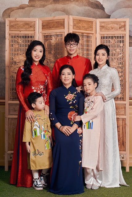 Gia đ&igrave;nh cặp đ&ocirc;i Sao Mai B&iacute;ch Hồng - Thu Hằng