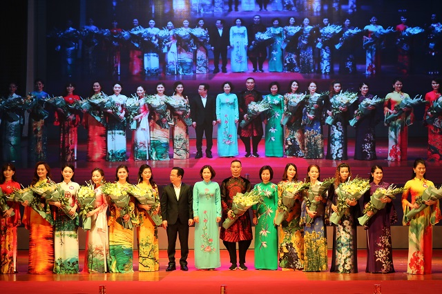 Đồng ch&iacute; L&ecirc; Kim Anh &ndash; Chủ tịch Hội LHPN H&agrave; Nội c&ugrave;ng c&aacute;c đại biểu tặng hoa cho c&aacute;c th&iacute; sinh tham dự hội thi 