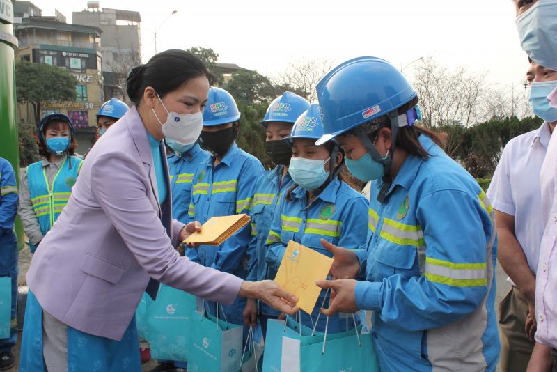 Đ/c Hà Thị Nga trao quà của Hội LHPN Việt Nam đến nữ công nhân tổ môi trường Sudico quận Nam Từ Liêm