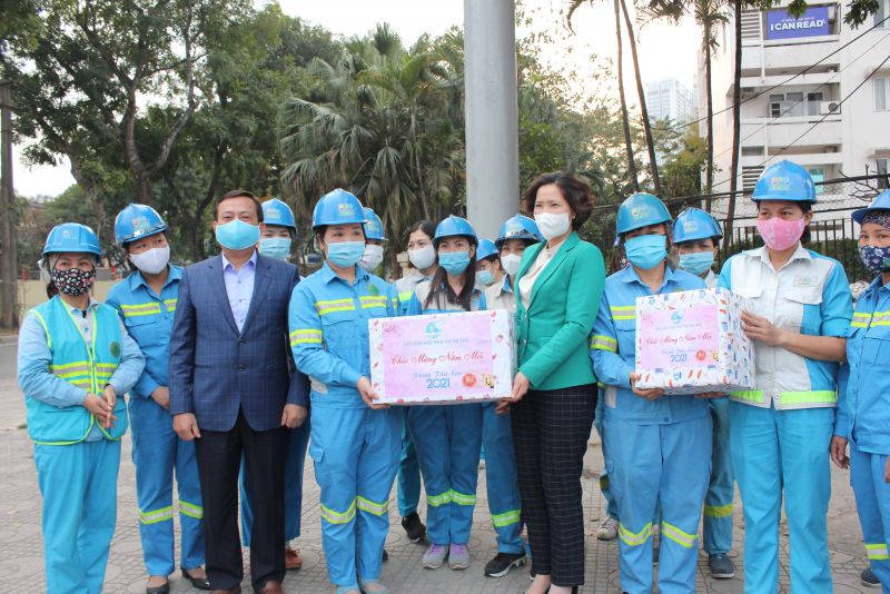 Đ/c Lê Kim Anh trao quà của Hội LHPN Hà Nội...