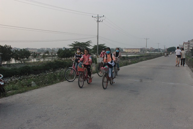 Trẻ em tự tin v&agrave; an to&agrave;n khi đi lại tr&ecirc;n đường l&agrave;ng