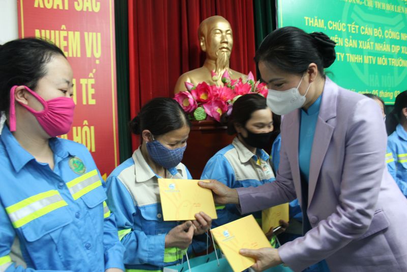 Các đồng chí trao quà cho nữ công nhân có hoàn cảnh khó khăn...