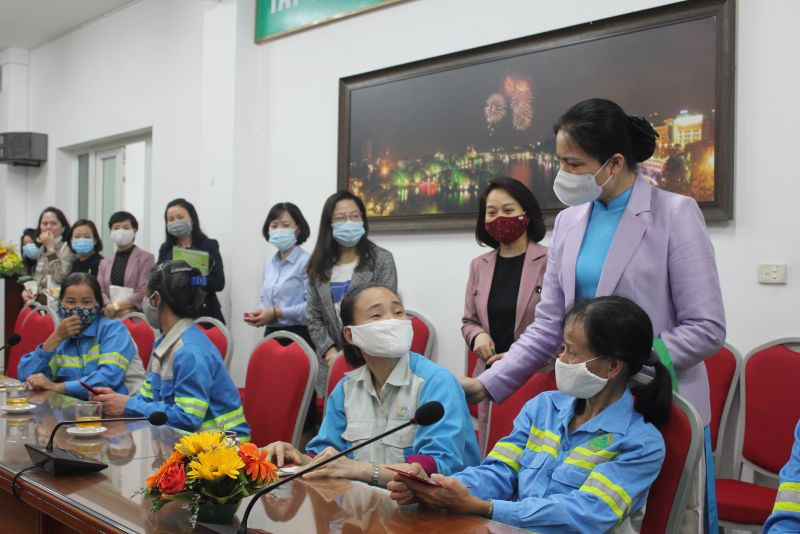 ... và lì xì, thăm hỏi hoàn cảnh từng nữ công nhân