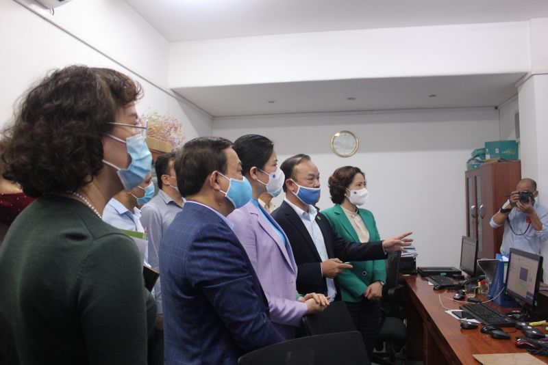 Đoàn công tác tham quan chu trình làm việc bằng công nghệ cao của công ty