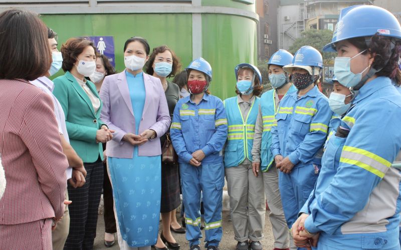 Các đồng chí Hà Thị Nga (áo dài xanh), Lê Kim Anh (áo vest xanh) thăm hỏi tổ môi trường Sudico quận Nam Từ Liêm