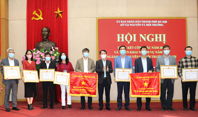 C&aacute;c c&aacute; nh&acirc;n, tập thể được th&agrave;nh phố khen thưởng