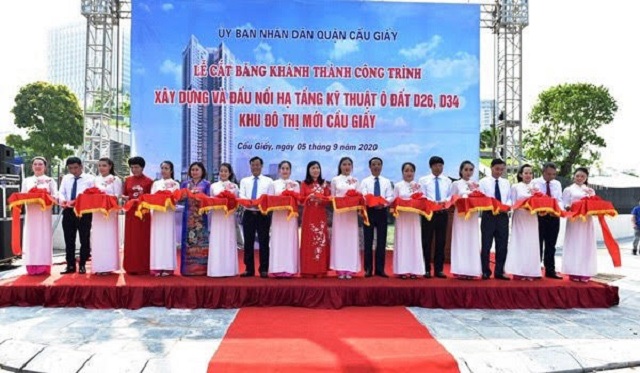 C&aacute;c đồng ch&iacute; l&atilde;nh đạo quận cắt băng kh&aacute;nh th&agrave;nh c&ocirc;ng tr&igrave;nh x&acirc;y dựng v&agrave; đầu nối hạ tầng kỹ thuật &ocirc; đất D26, D34 KĐT mới Cầu Giấy