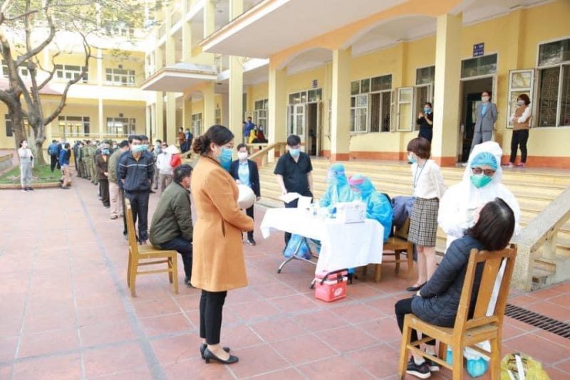 Việc lấy mẫu xét nghiệm đảm bảo quy định giãn cách.