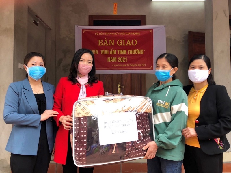 Các đồng chí Thường trực Hội LHPN huyện Đan Phượng tặng chăn ấm cho gia đìnhchị Thiều Thị Biết- Thôn 11 xã Trung Châu, huyện Đan Phượng