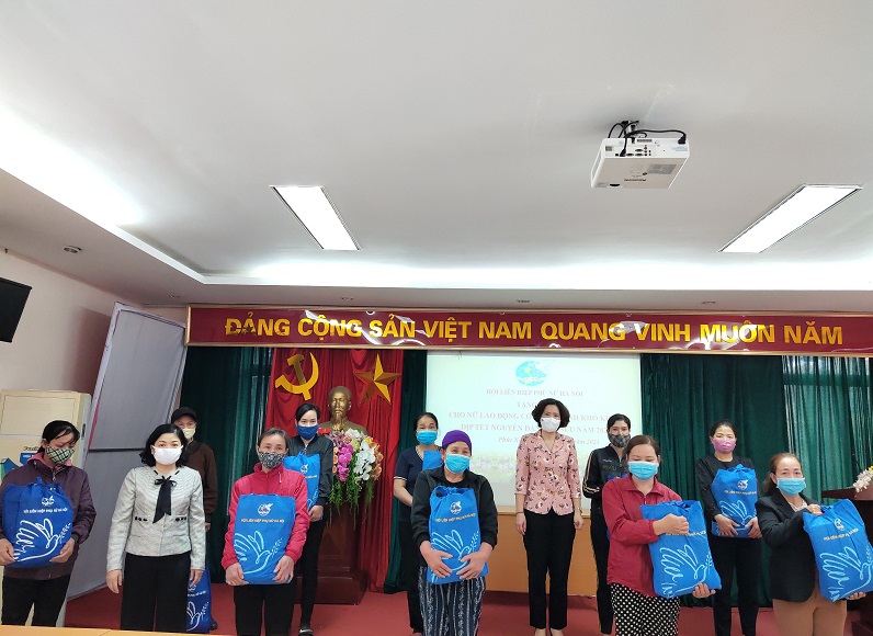 Hội LHPN Hà Nội tặng 50 suất quà Tết cho nữ lao động nhập cư. Bằng nguồn xã hội hóa từ việc vận động, kêu gọi sự hỗ trợ của các nhà hảo tâm, các công ty... để có những phần quà thiết thực ý nghĩa