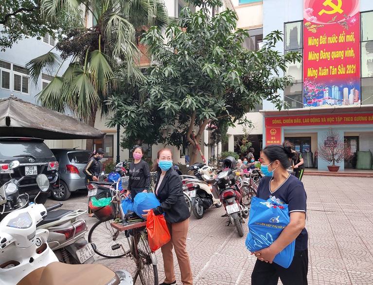 Chị em nữ lao động nhập cư đã phấn khởi, vui mừng khi được nhận những phần quà ý nghĩa của tổ chức Hội trao tặng dịp Tết đến xuân về