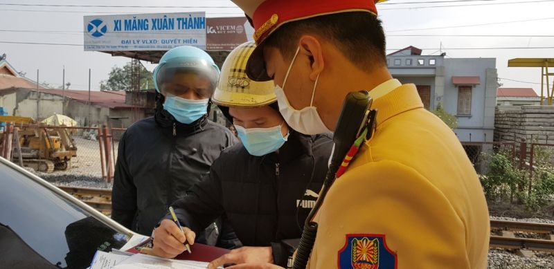 Cảnh sát giao thông lập biên bản vi phạm tốc độ quy định đối với anh VVA Cảnh sát giao thông lập biên bản vi phạm tốc độ quy định đối với anh VVA