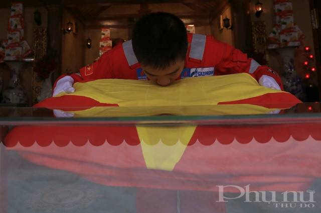 Kỹ sư Trần Hữu Đăng (BIENDONG POC) xúc động hôn tạm biệt lá cờ Tổ quốc.