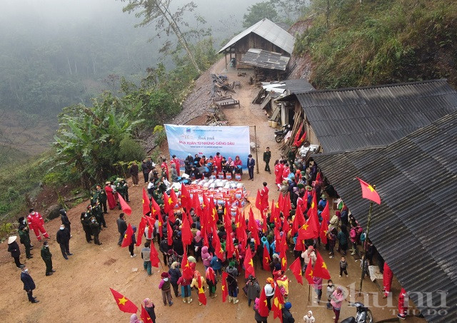 Petrovietnam trao tặng cờ, gạo, các phần quà cho bà con thôn Hoàng Ly Pả, huyện Vị Xuyên, tỉnh Hà Giang.