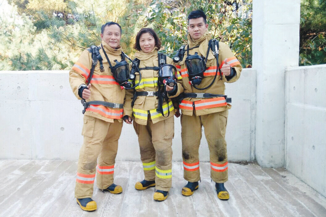 Ðại úy Ngọc Lan (giữa) cùng đồng đội trong đợt tập huấn tại Hàn Quốc