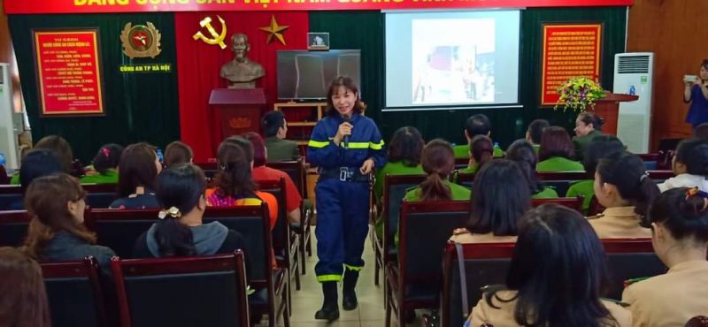 Đ/c Lan tuyên truyền về công tác PCCC cho phụ nữ Cụm thi đua số 3