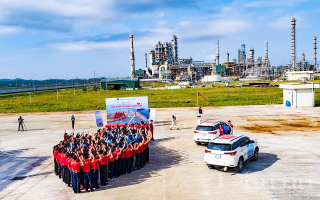 Hành trình Mùa Xuân từ những giếng dầu tại NMLD Dung Quất (Bình Sơn, Quảng Ngãi).