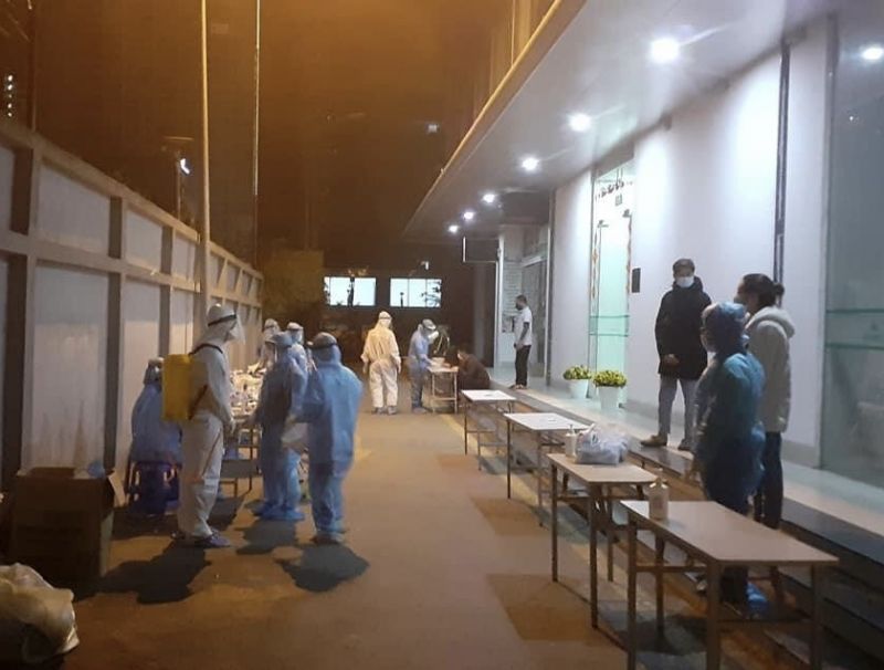 Lực lượng y tế xuyên đêm lấy mẫu xét nghiệm cho người dân tại chung cư có ca nghi nhiễm ở Nam Từ Liêm.