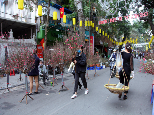 D&ugrave; vắng vẻ hơn nhưng kh&ocirc;ng kh&iacute; Tết vẫn tr&agrave;n ngập chợ hoa.