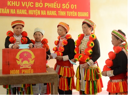 Cử tri v&ugrave;ng đồng b&agrave;o d&acirc;n tộc thiểu số đi bỏ phiếu bầu đại biểu QH v&agrave; HĐND c&aacute;c cấp