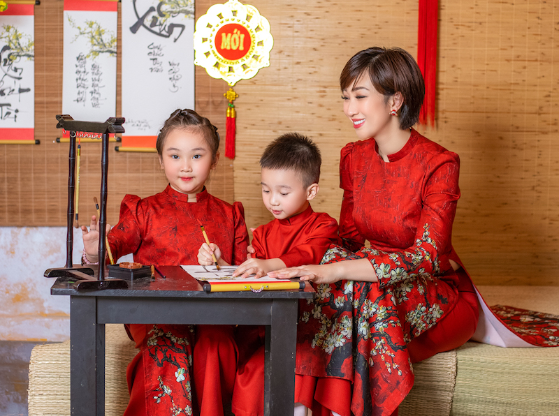 Ba mẹ con ca sĩ Lều Phương Anh