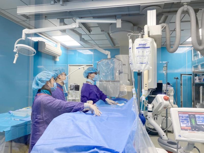 BS bệnh viện Việt Đức thực hiện ca phẫu thuật.