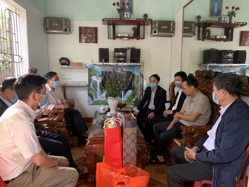 Lãnh đạo huyện Ba Vì trao tặng quà cho gia đình chính sách