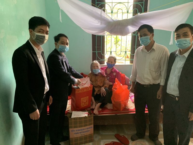 Lãnh đạo huyện Ba Vì thăm và tặng quà gia đình chính sách