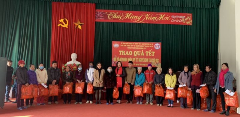 Trao tặng quà tết cho gia đình chính sách, người có công và hộ nghèo