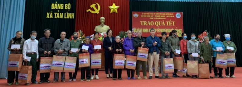 Các tổ chức, cá nhân thông qua Ủy ban MTTQ, các đoàn thể ủng hộ, tặng quà tết cho gia đình chính sách, người có công và hộ nghèo