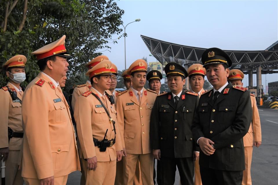 Trung tướng Trần Quốc Tỏ, Ủy Vi&ecirc;n trung ương Đảng, Thứ trưởng Bộ C&ocirc;ng an tại buổi kiểm tra c&ocirc;ng t&aacute;c bảo đảm TT ATGT s&aacute;ng 11/2 ( 30 tết) tr&ecirc;n tuyến cao tốc Ph&aacute;p V&acirc;n - Cầu Giẽ.