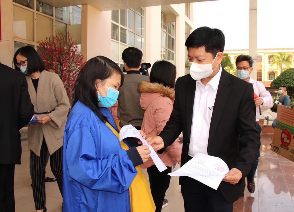 Trao quyết định công bố khỏi bệnh cho các trường hợp mắc Covid-19 tại Hải Dương. Trao quyết định công bố khỏi bệnh cho các trường hợp mắc Covid-19 tại Hải Dương.