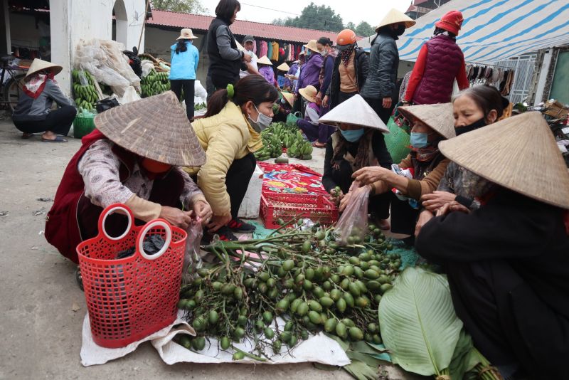 Đến chợ phiên ngày giáp Tết, ai cũng mong muốn mua sắm thật tươm tất để chuẩn bị cho một năm mới no ấm, đủ đầy. Đến chợ phiên ngày giáp Tết, ai cũng mong muốn mua sắm thật tươm tất để chuẩn bị cho một năm mới no ấm, đủ đầy.