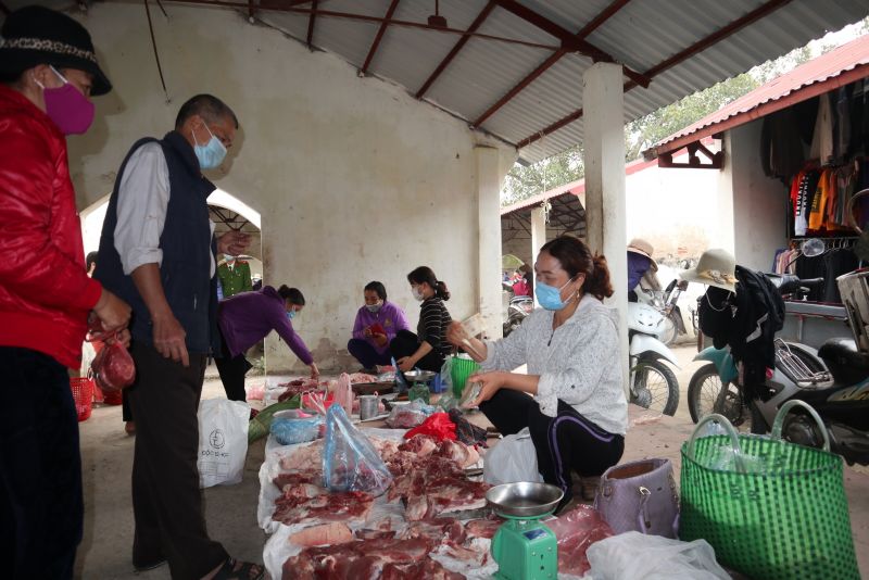 Nhiều người đi chợ không chỉ để mua bán mà còn để gặp gỡ, thăm hỏi, trò chuyện.... cùng nhau. Nhiều người đi chợ không chỉ để mua bán mà còn để gặp gỡ, thăm hỏi, trò chuyện.... cùng nhau.