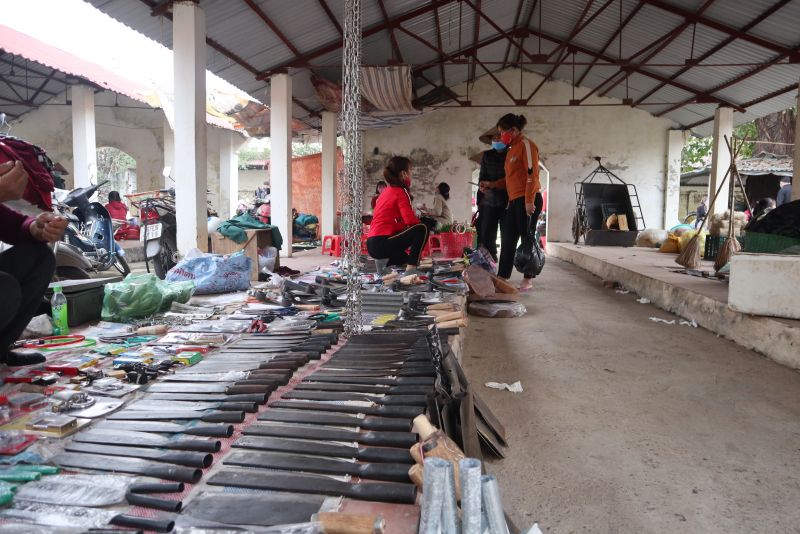 Các loại nông cụ như cuốc xẻng, dao liềm... cũng được nhiều người mua sắm trong dịp này để ăn Tết xong là kịp xuống đồng cấy hái. Các loại nông cụ như cuốc xẻng, dao liềm... cũng được nhiều người mua sắm trong dịp này để ăn Tết xong là kịp xuống đồng cấy hái.