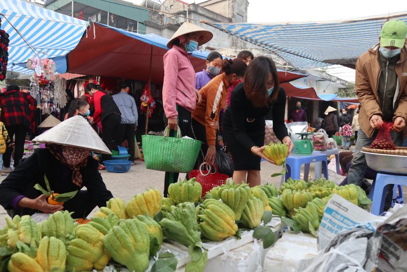 Đến ngày họp chợ, hàng hóa là những vật dụng thiết yếu được đem đến trao đổi, mua bán. Đến ngày họp chợ, hàng hóa là những vật dụng thiết yếu được đem đến trao đổi, mua bán.