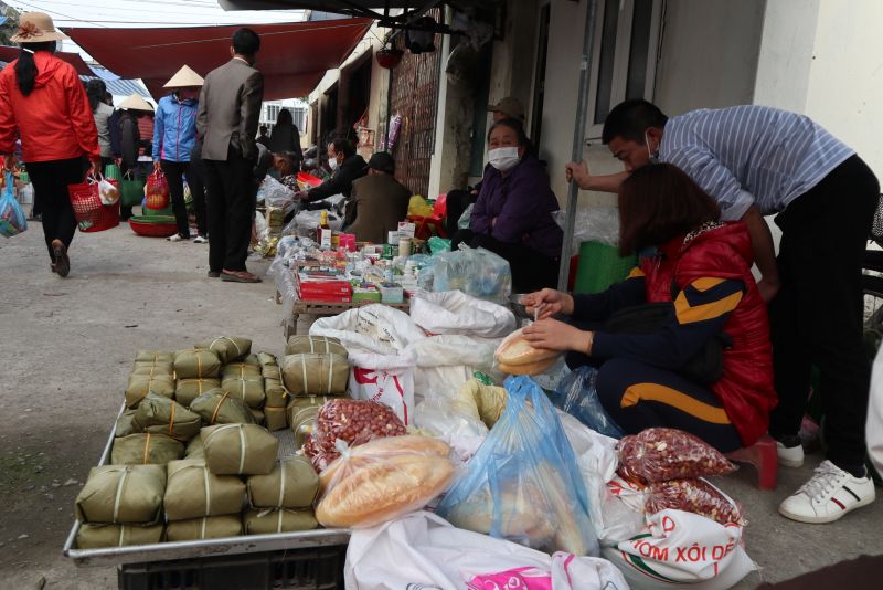 Đối với nhiều người, phiên chợ quê ngày Tết đã trở thành ký ức tuổi thơ với hình bóng tần tảo sớm hôm của bà, của mẹ nơi quê nhà. Đối với nhiều người, phiên chợ quê ngày Tết đã trở thành ký ức tuổi thơ với hình bóng tần tảo sớm hôm của bà, của mẹ nơi quê nhà.