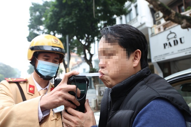 H&agrave;nh vi uống bia rượu vẫn l&aacute;i xe c&oacute; thể bị phạt đến 40 triệu đồng.