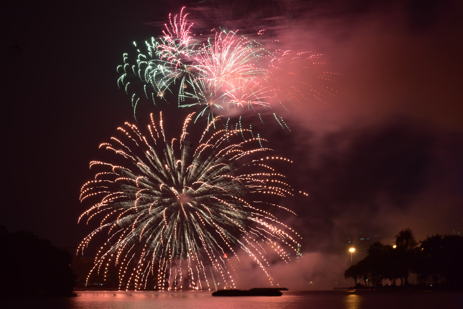 Mãn nhãn với màn pháo hoa đặc biệt đêm giao thừa chào Xuân mới Tân Sửu 2021 - ảnh 9