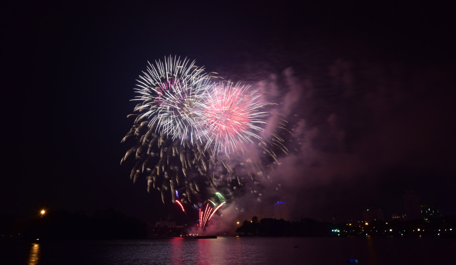 Mãn nhãn với màn pháo hoa đặc biệt đêm giao thừa chào Xuân mới Tân Sửu 2021 - ảnh 3