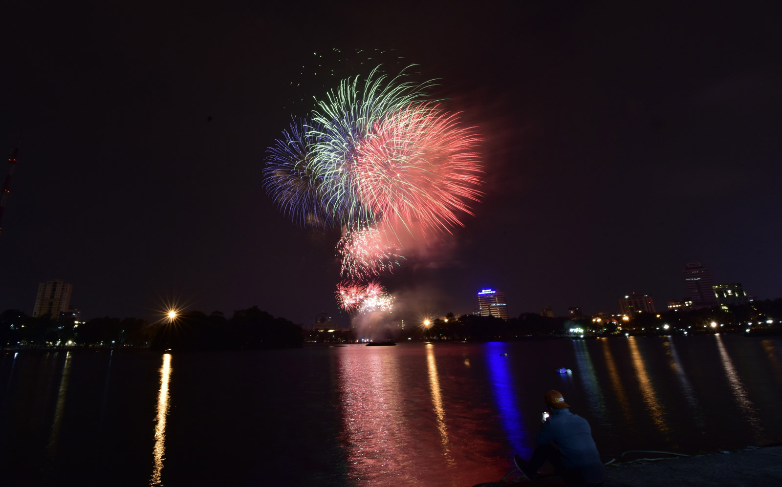 Mãn nhãn với màn pháo hoa đặc biệt đêm giao thừa chào Xuân mới Tân Sửu 2021 - ảnh 5