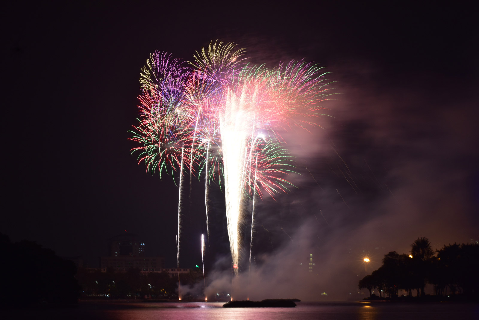 Mãn nhãn với màn pháo hoa đặc biệt đêm giao thừa chào Xuân mới Tân Sửu 2021 - ảnh 4